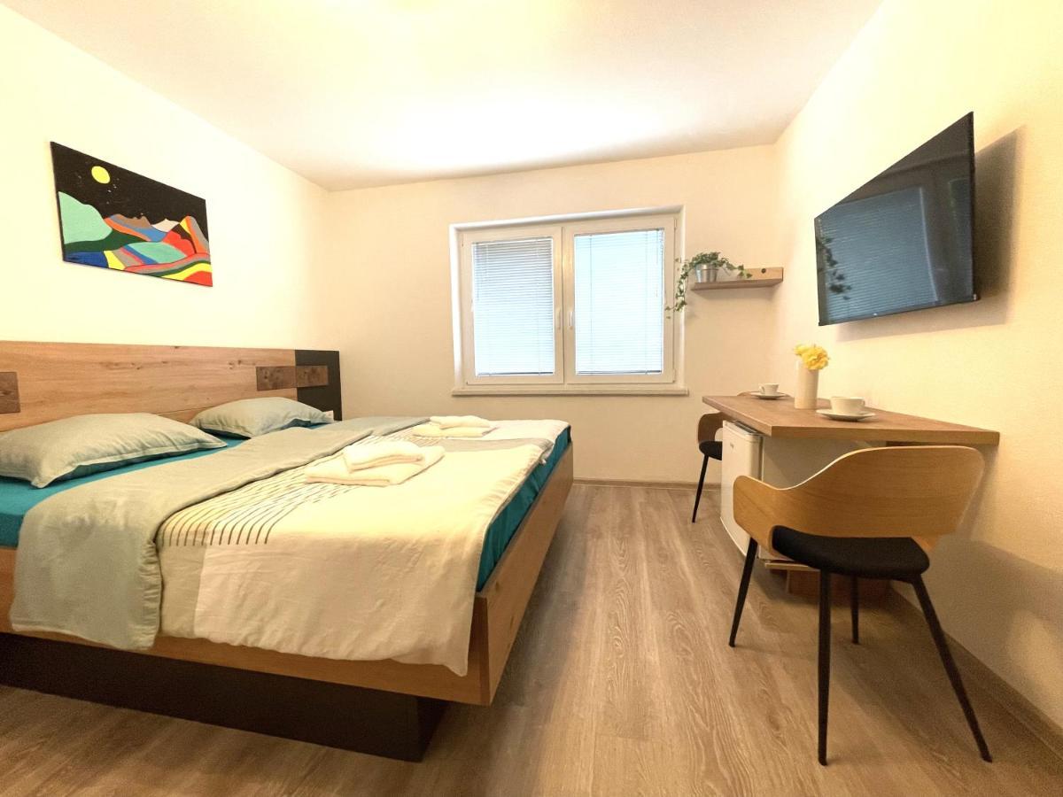 Apartments And Rooms Pri Baslju Cerkno Esterno foto
